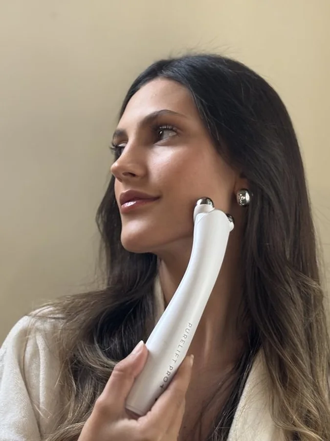 Woman gliding PureLift Pro Plus along her jaw