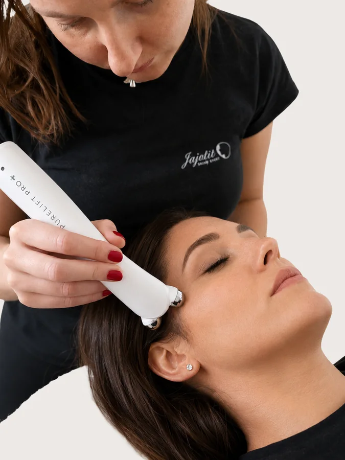 Practitioner using PureLift Pro Plus at a client&rsquo;s temple